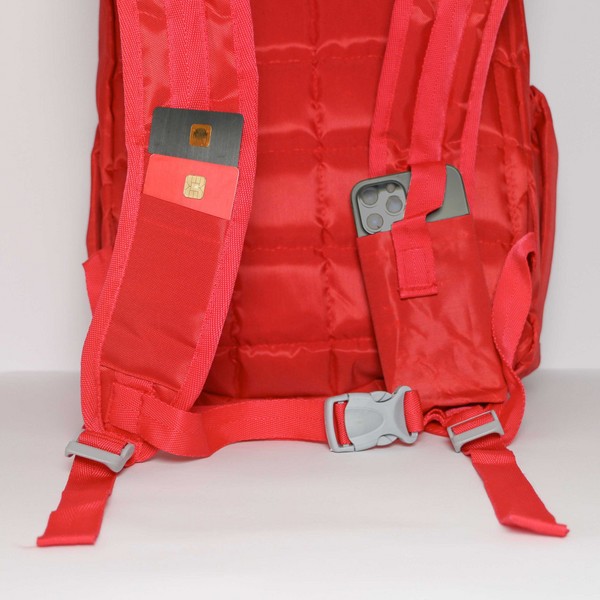 کوله پشتی قرمز گوشه کوله پشتی قرمز گوشه