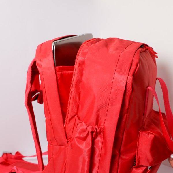 کوله پشتی قرمز گوشه کوله پشتی قرمز گوشه